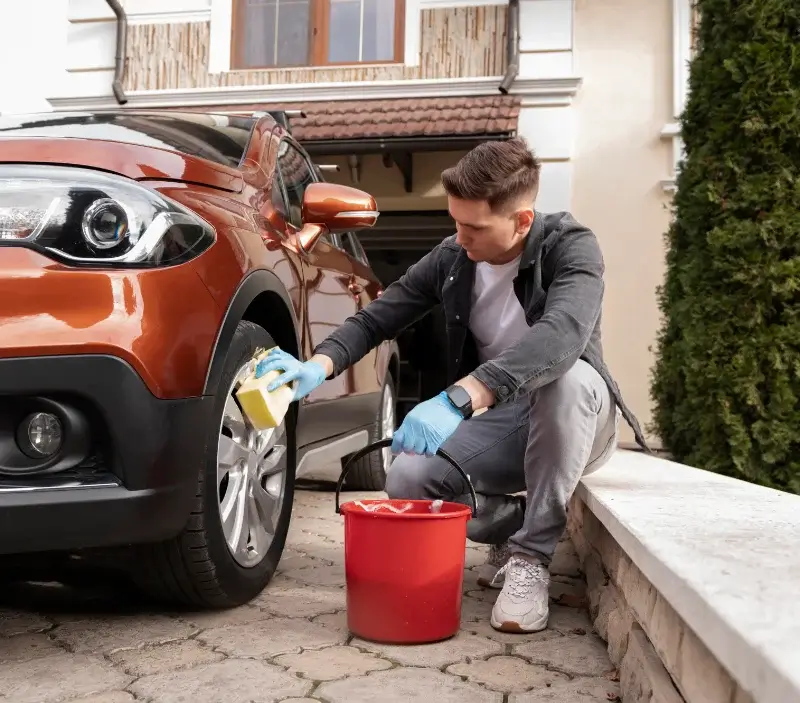 Lavage auto à domicile Mauchamps : professionnel intervenant sur un véhicule